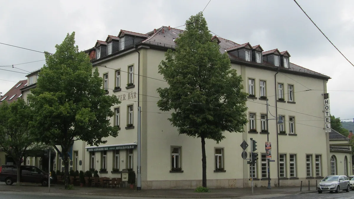 Das Hotel Schwarzer Bär in Jena heute — hier lag 1895 die erste Burg Creopolis